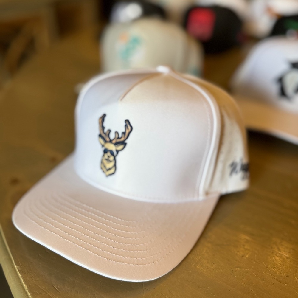 Waggle Kentucky Buck Hat White with Embroidered Deer One Size NWT
